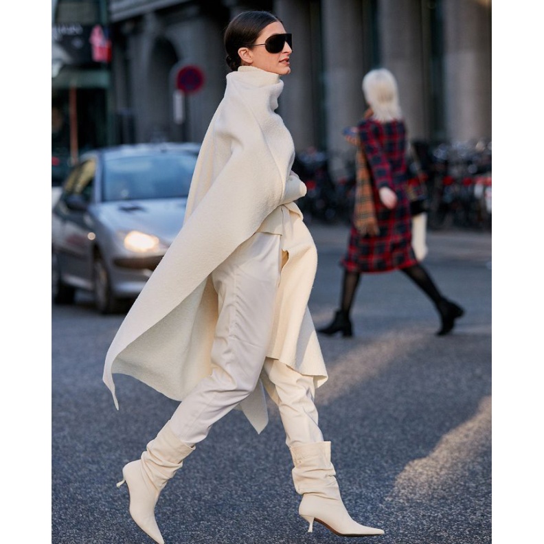  الأبيض العاجي باطلالة شتوية راقية وأنيقة بالكاب مع السروال والأنكل بوت