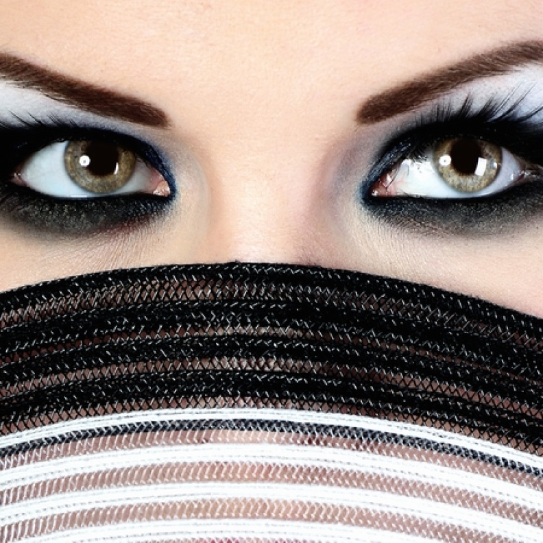الظلال المقلوبة أساسية لماكياج خريفي متوهّج