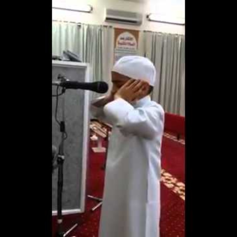 فيديو.. طفل يخطب بالمصلين في المسجد الحرام