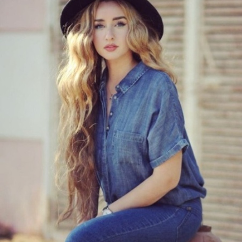 هنا الزاهد بالجينز