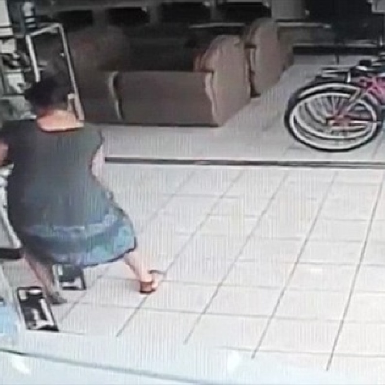 بالفيديو: تسرق تلفزيون تحت تنورتها!