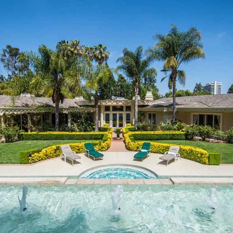 سيمون كويل يطرح قصر بيفرلي هيلز للبيع