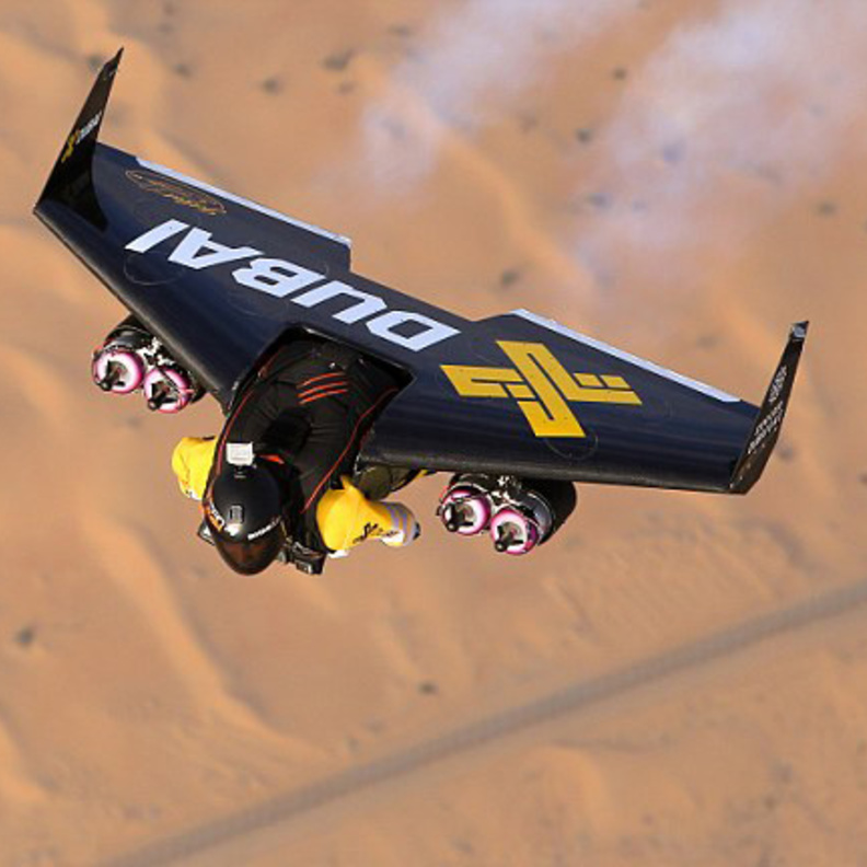 فيديو.. استعراض جوي مثير في سماء دبي