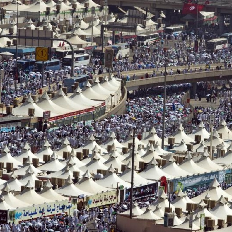 حجاج بيت الله يرمون الجمرات 