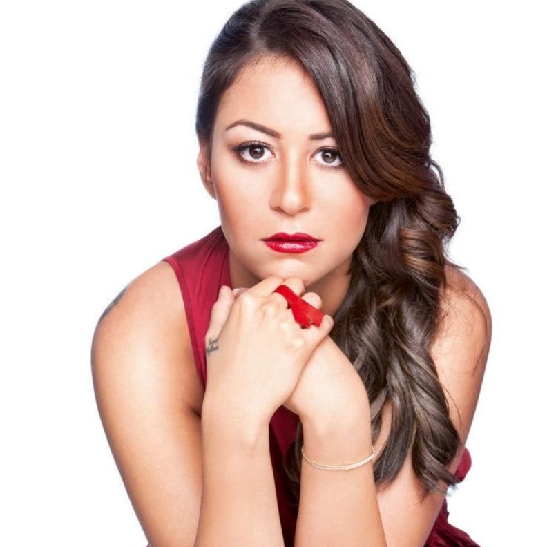 اعلان للفنانة منة شلبي 