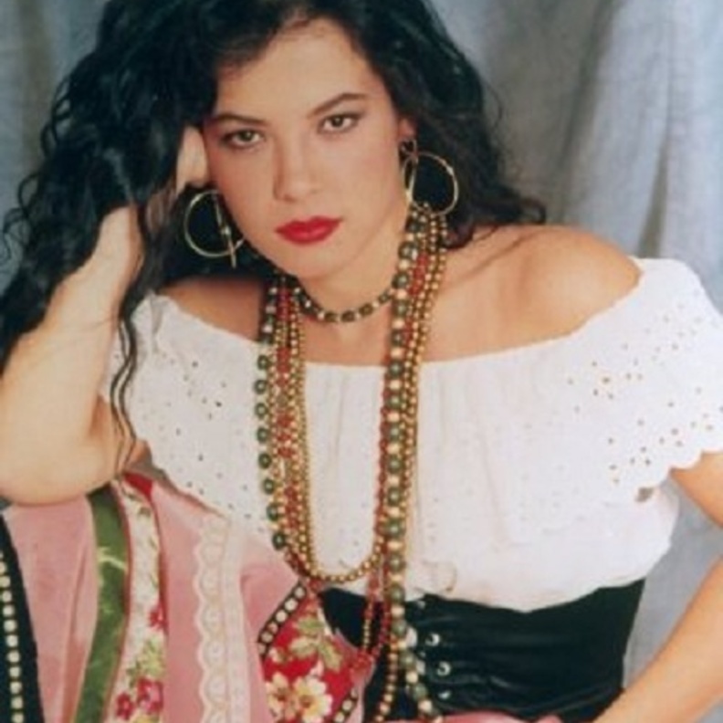 كاساندرا التي شغلت الجمهور بجمالها الغجري