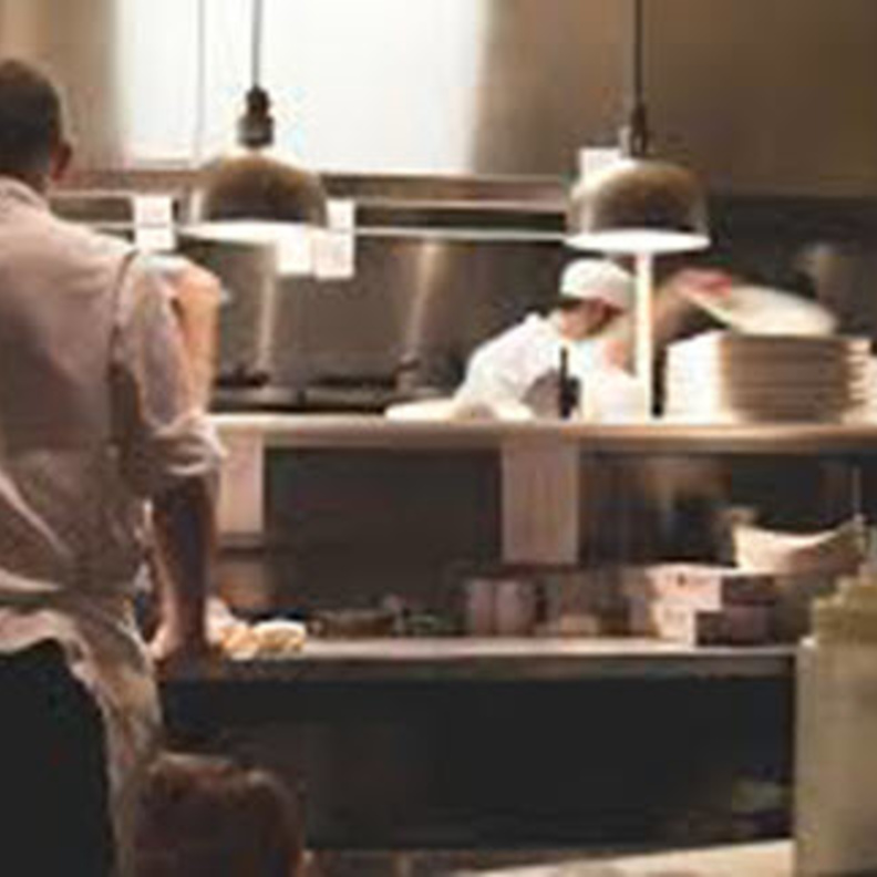 يقوم النزلاء بإعداد الطعام بأنفسهم في هذا المطعم