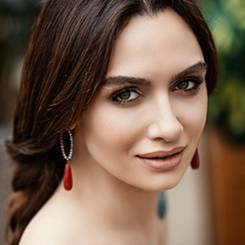 بيرجا أكلاي بطلة مسلسل الأغا الصغير