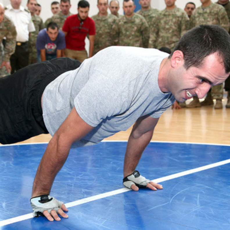 جندي بدون ساقين يحقق رقما قياسيا في تمرينات الضغط