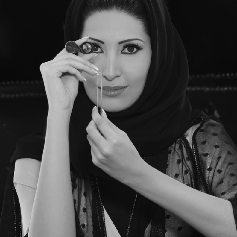 خلود الكردي عضوة في مؤتمر المجوهرات والأحجار 