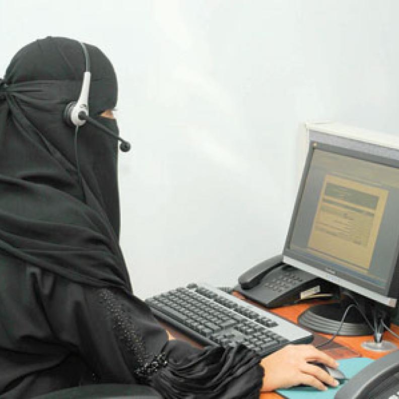 موظفات سعوديات يطالبن بمنع دخول الرجال