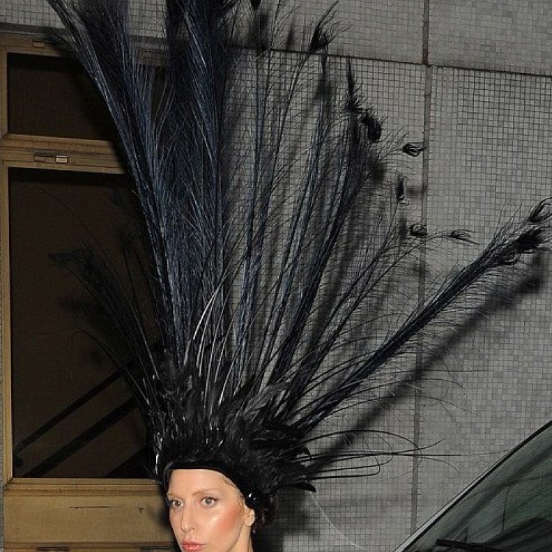 ليدي غاغا الطاووس في إطلالة غريبة مرة أخرى!