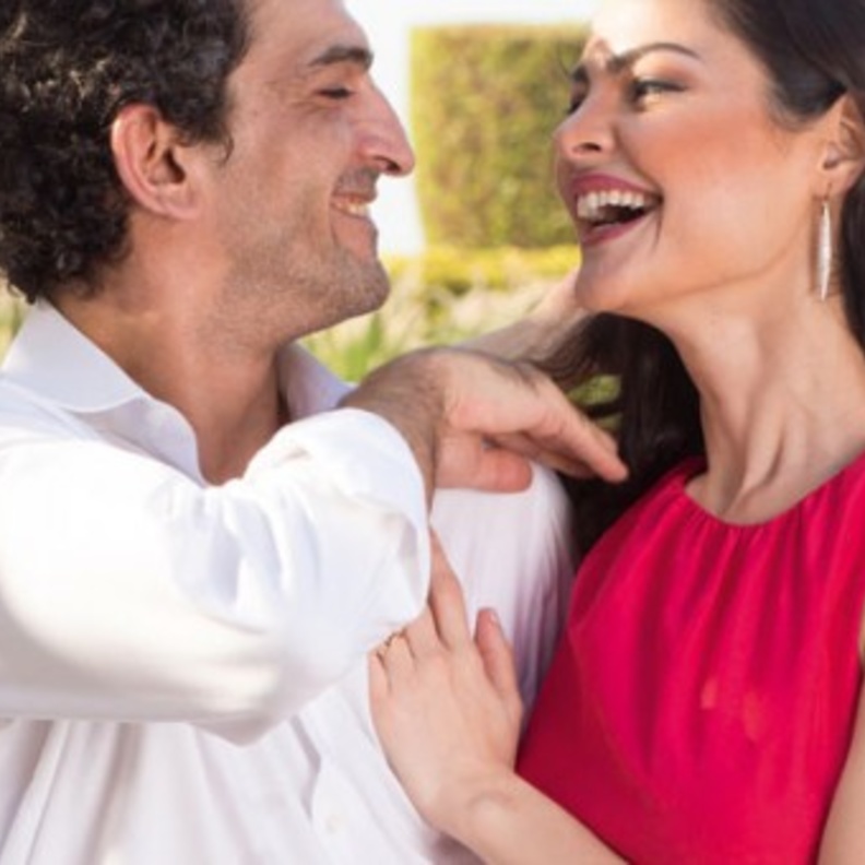 هل يلتقي عمرو واكد بزوجته الحسناء في فيلم جديد؟