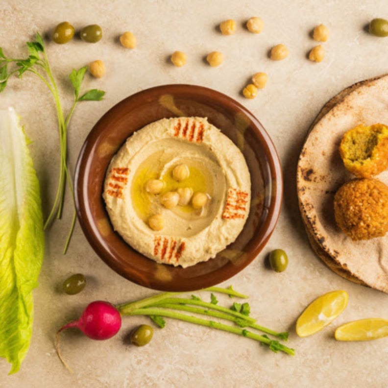 طبق الحمص المميز من المائدة الرمضانية في لبنان