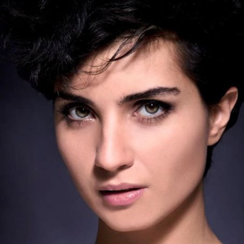 تسريحة شعر انيقة ملمومة الى الخلف