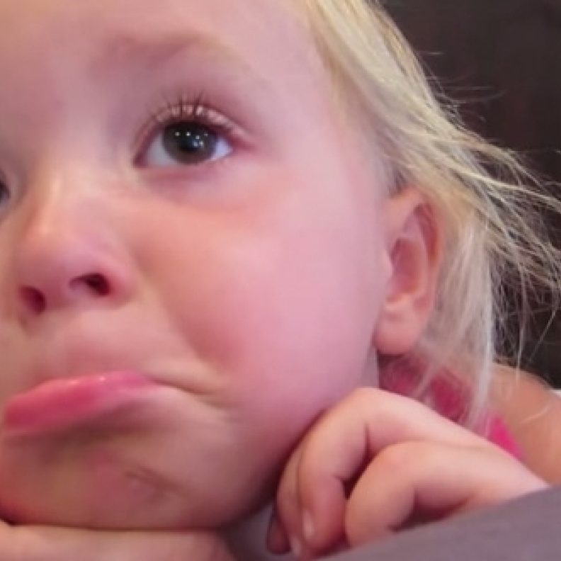 بالفيديو: بكاء صغيرة لغياب إبنة عمها عن عيد ميلادها