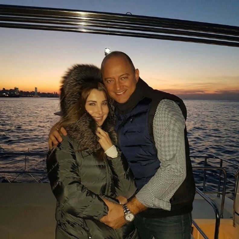 نانسي عجرم وزوجها على البحر