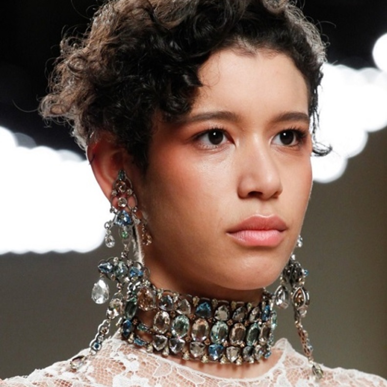 عقد لؤلؤ طويل في عرض ازياء شانيل 2016-2017