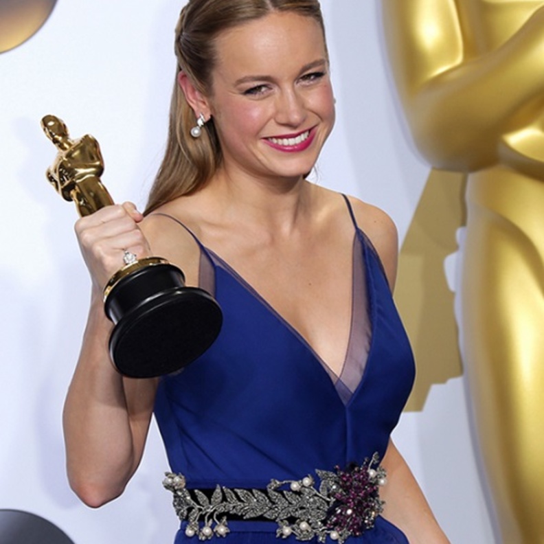 بري لارسون ترتدي اقراط لؤلؤ من مجوهرات Niwaka و حزام لؤلؤ من غوتشي 