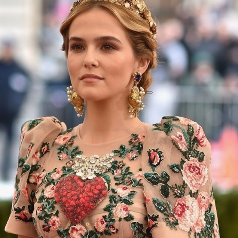 مجوهرات انتيك على زوي دويتش في حفل ميت غالا 2016