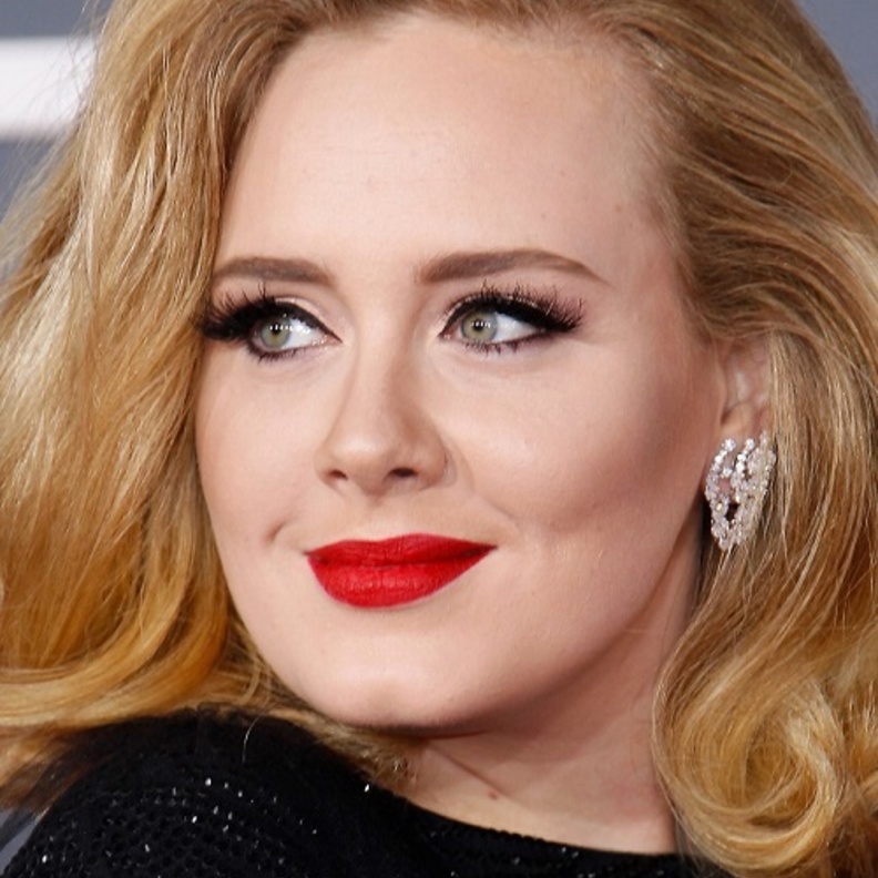 اديل ترتدي اقراط الماس من تصميم دو بيرز De Beers