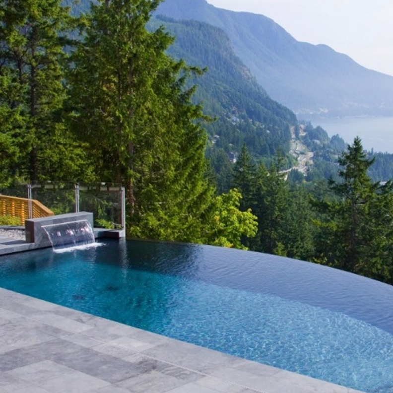 بركة سباحة منزلية تطل على منظر طبيعي ساحر 