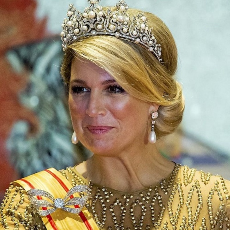 الأميرة غريس كيلي تتحلى بمجوهرات زفافها من اللؤلؤ 