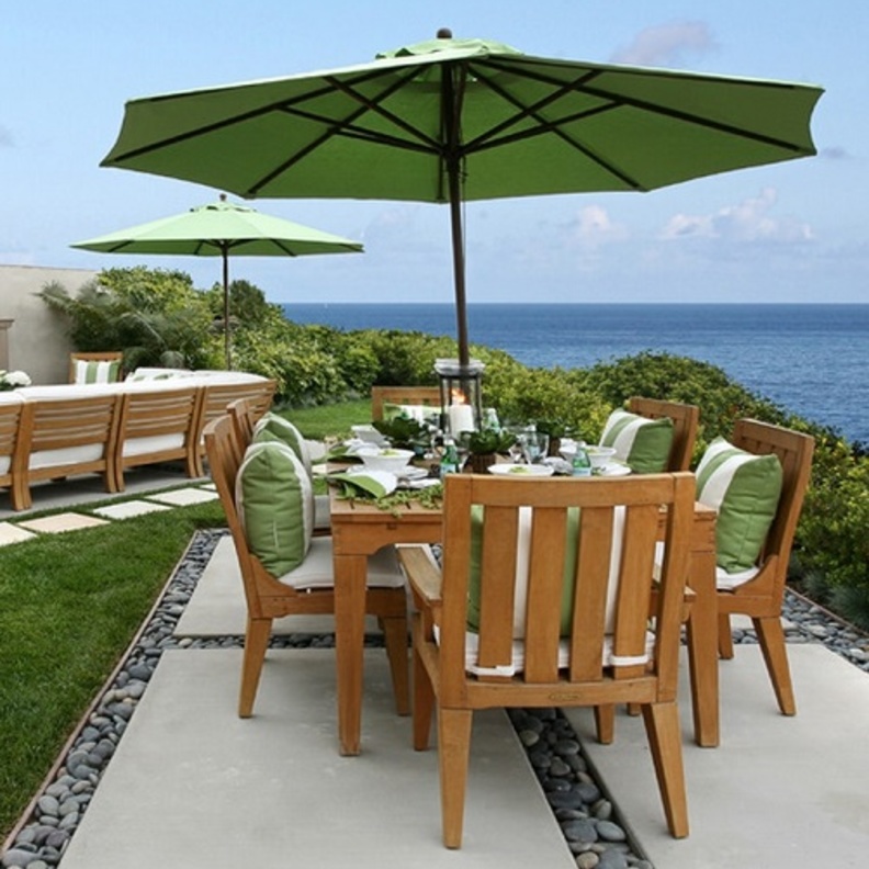 جلسة خارجية رائعة و طاولة طعام أنيقة مع إطلالة على البحر و مدفأة حجرية للأيام الباردة 