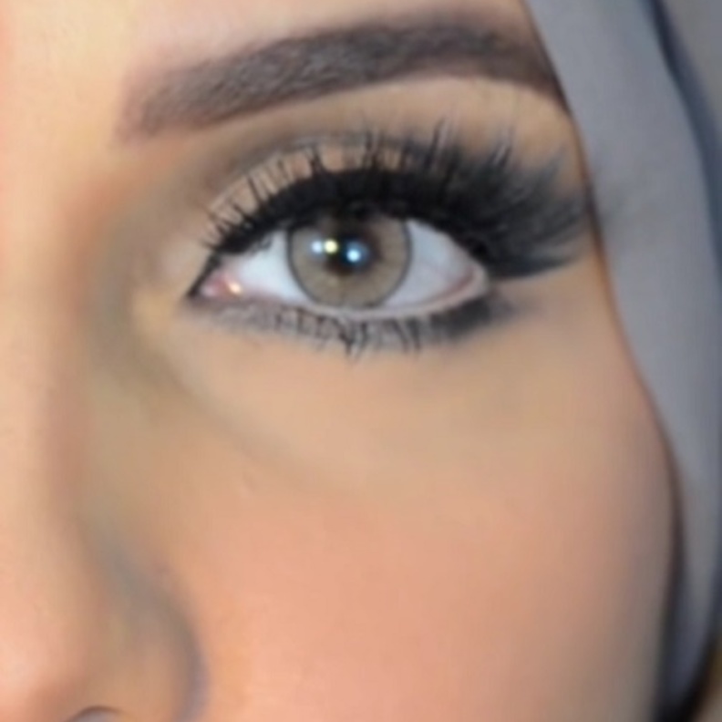 المراحل الأولى من درس المكياج