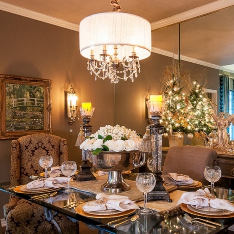 تعليق الزينة في غرفة الطعام و تزيين الطاولة بالإكسسوارات يبث روح البهجة في المكان