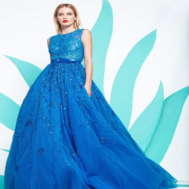 اطلالة كلاسيكية بفستان باللون الازرق من مجموعة جورج حبيقة لصيف 2016