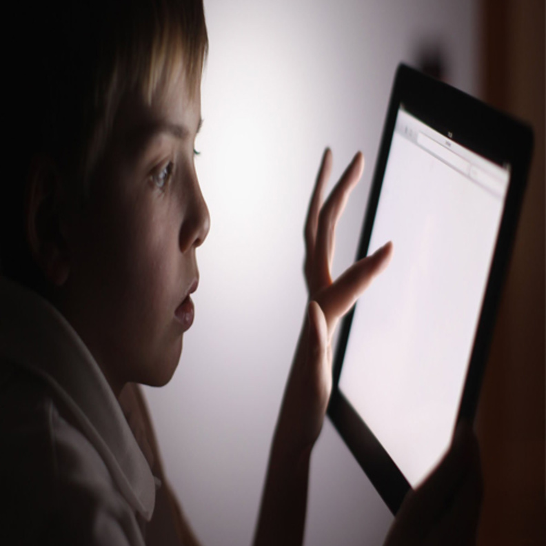 بالوعي و المراقبة تحمين حسابات أبنائك على الانترنت 