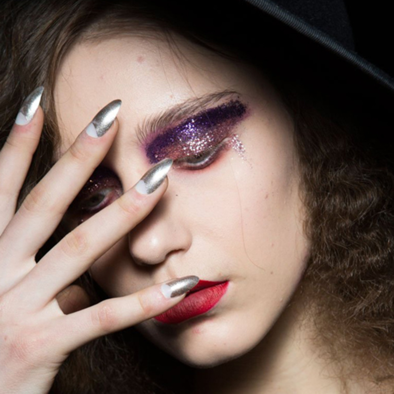 اظافر فضية تناسب كافة الوان البشرة