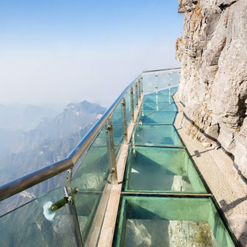 شرخ في الممر الزجاجي الجديد في الصين .. يثر ذعر السيّاح!