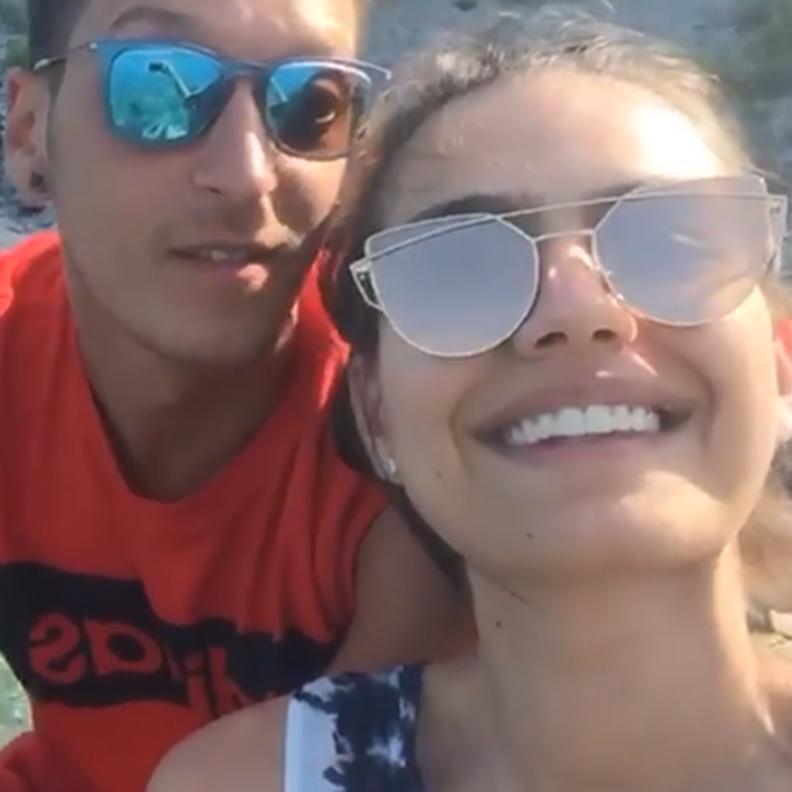 أمينة جولشا ومسعود أوزيل