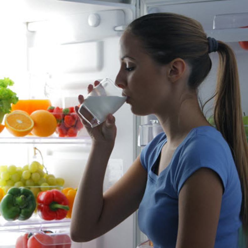 فائدة شرب الحليب قبل النوم