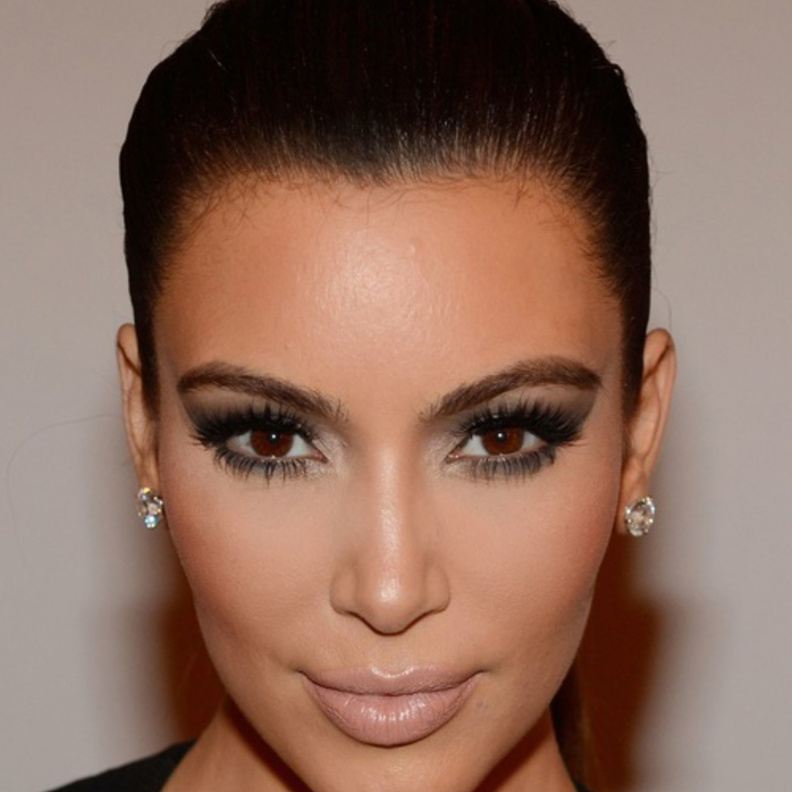 كيم كردشيان Kim Kardashian تختار مكياج عيون راقي