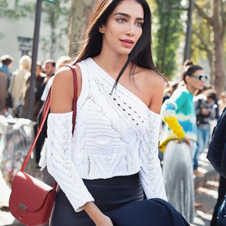 فستان أسود من ايلي صعب نسقته جيسيكا قهواتي مع جزمة عالية