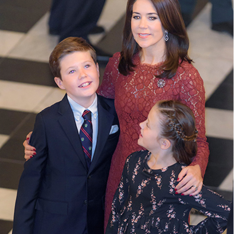 الأميرة ماري بصحبة أطفالها