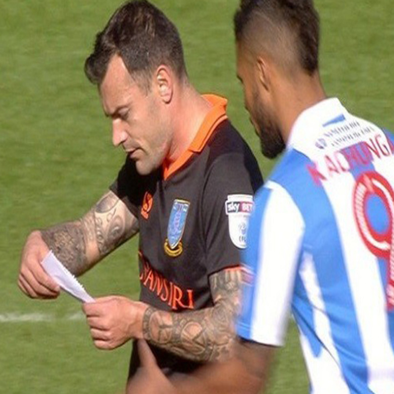 اللاعب يقرأ التعليمات