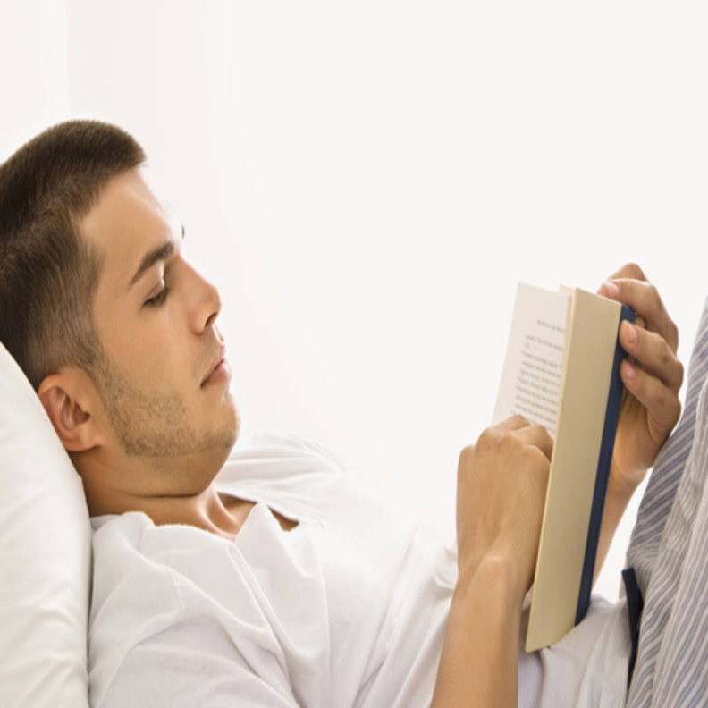 رجل يقرأ