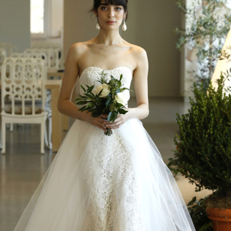 فستان مكشوف الأكتاف مزين بالورود من اوسكار دي لارنتا