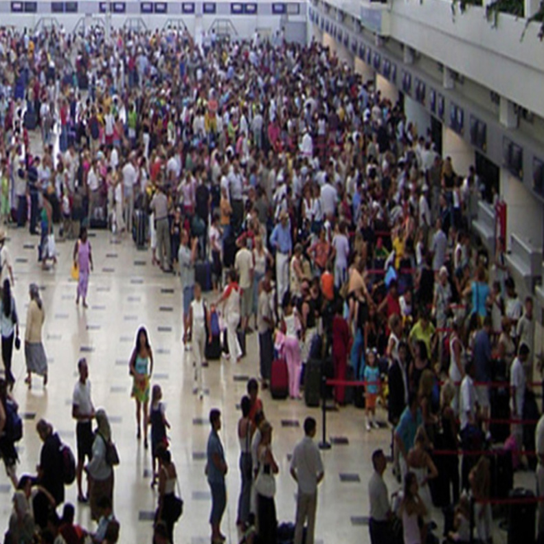 المطارات غالبا مزدحمة في العطلات