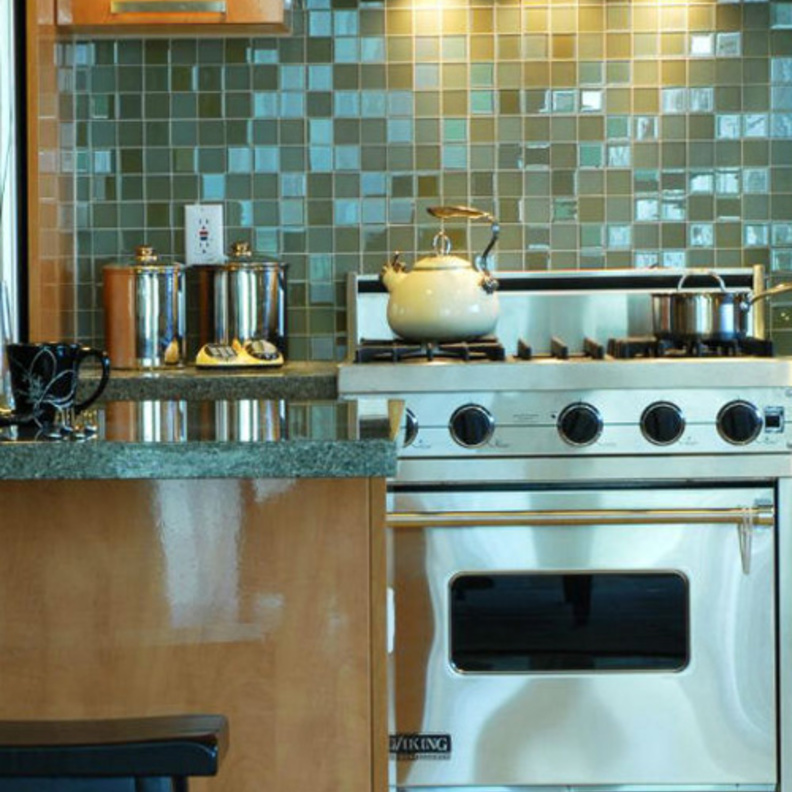 اللون الواحد مع لمسان أناقة لمطبخ عصري