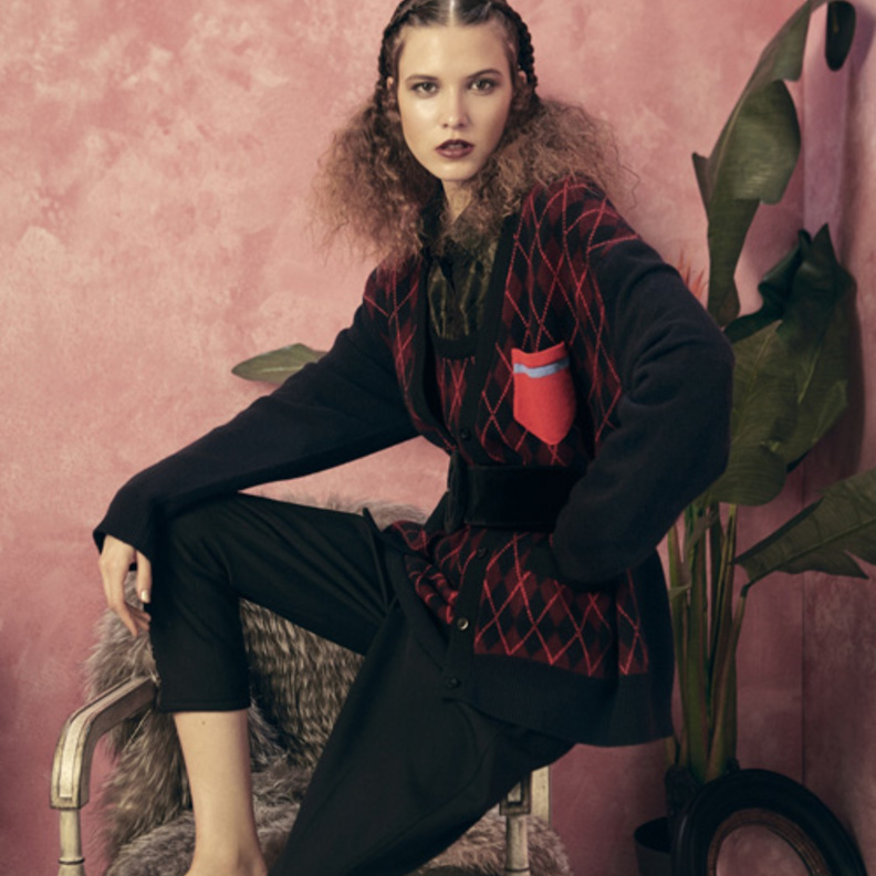 من "كلويه" Chloe، فستان بقصة قفطان باللون الكريم