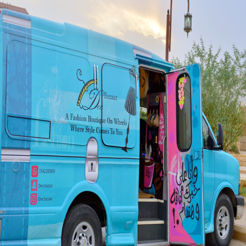 عربة دلال المتنقلة مليئة بالأزياء المختلفة 