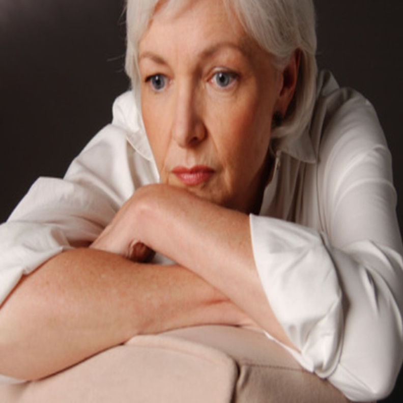 الإكتئاب في سن اليأس أمر شائع يمكن علاجه بمرافقة الأصدقاء