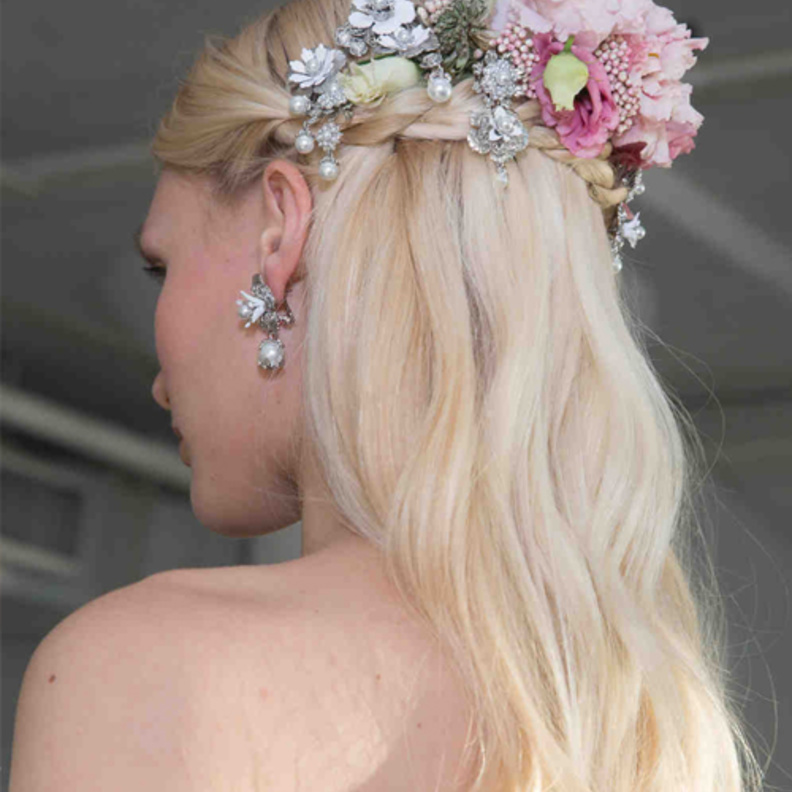 تسريحة مسندلة مع ضفيرة من الخلف و اكسسورات من الورود و اللؤلؤ في عرض Marchesa