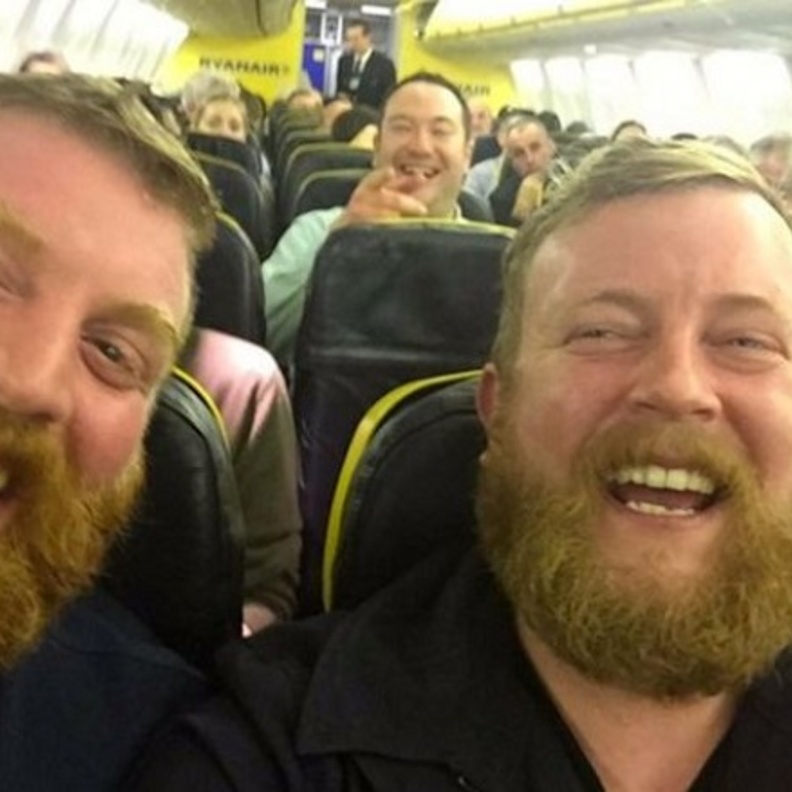 رجل يجد شبيهه إلى جواره في الطائرة