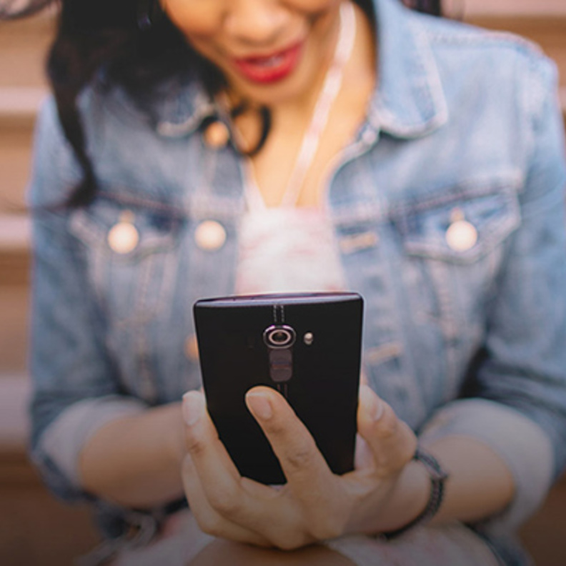 من تختار ! صديقك أم هاتفك الذكي ؟